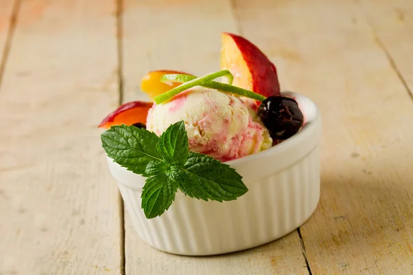 Puchar lodów z owocami — Zdjęcie stockowe