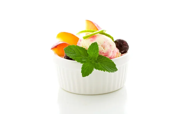 Copo de sorvete com frutas isoladas — Fotografia de Stock