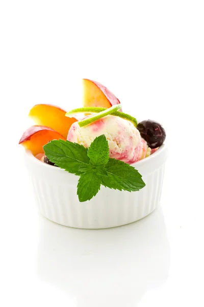 Coppa gelato con frutta Isolato — Foto Stock