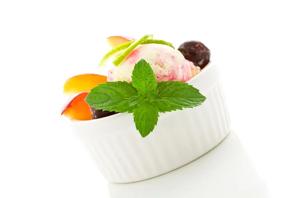 Puchar lodów z owocami na białym tle — Zdjęcie stockowe