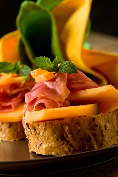 Ham en meloen voorgerecht — Stockfoto