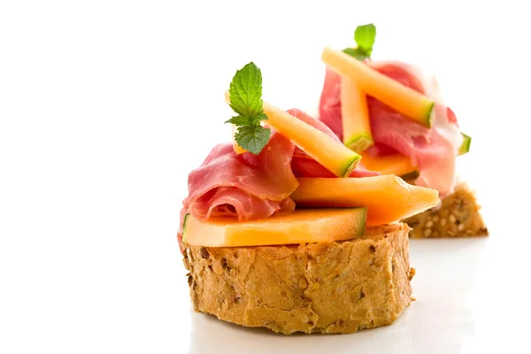 Ham en meloen voorgerecht geïsoleerd — Stockfoto