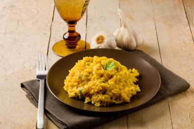 ahşap masa üzerine safran risotto