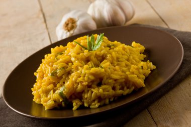 ahşap masa üzerine safran risotto