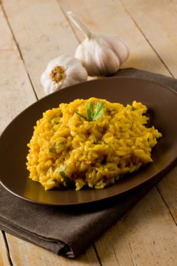 ahşap masa üzerine safran risotto