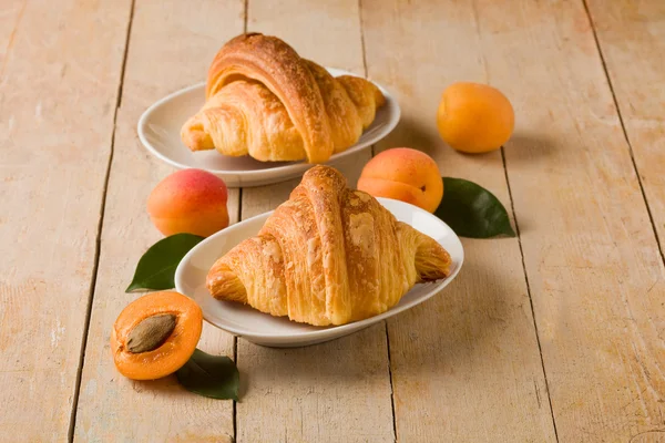 Croissants met abrikoos marmelade — Stockfoto