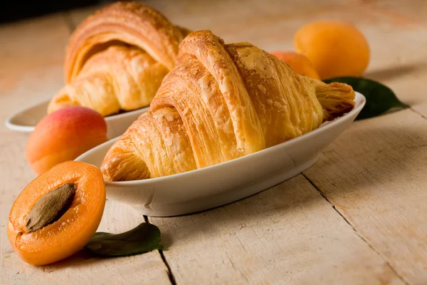 Croissanter med aprikos marmelad — Stockfoto