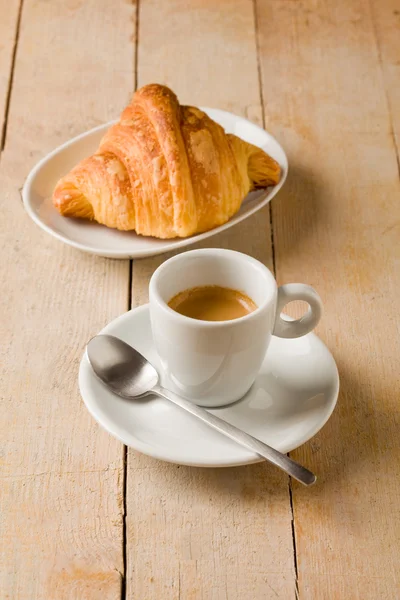 Café y croissants sobre mesa de madera —  Fotos de Stock