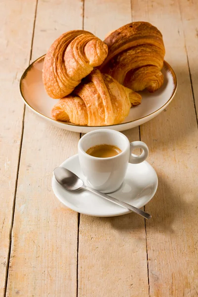 Caffè e croissant sul tavolo di legno — Foto Stock