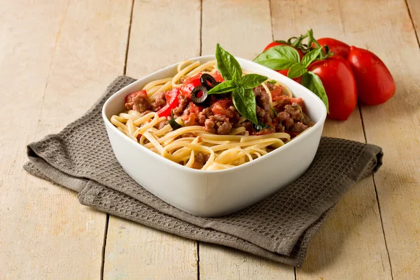 Pasta met Italiaanse worst vlees saus — Stockfoto