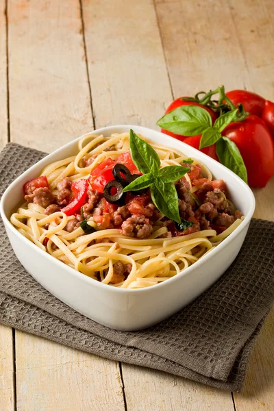 İtalyan sosis et soslu makarna — Stok fotoğraf