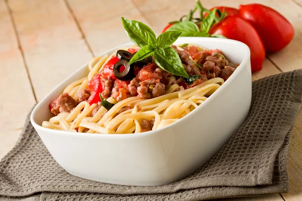 Těstoviny s italskou klobáskou maso omáčkou — Stock fotografie