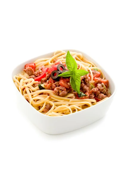 Pasta con ragù di carne salsiccia italiano su sfondo bianco — Foto Stock