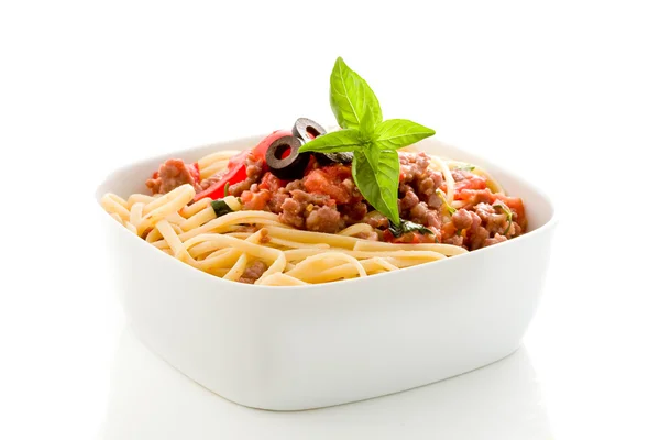 Beyaz zemin üzerine İtalyan sosis et soslu makarna — Stok fotoğraf