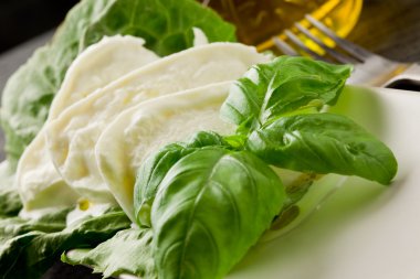 Buffalo mozzarella marul ve fesleğen ile