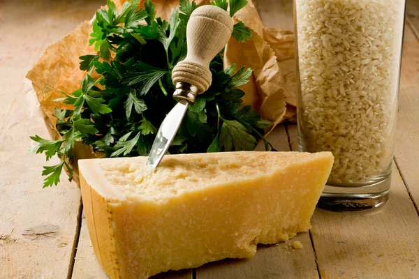 グラーナ チーズのリゾットのための原料 — ストック写真