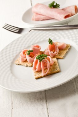 jambon ve maydanoz ile kraker kanepeler