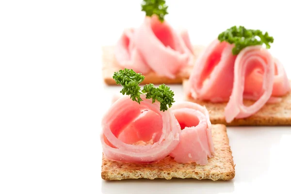 Crackers canapeetjes met ham en peterselie — Stockfoto