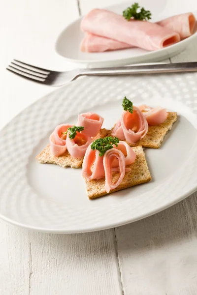 Crackers canapeetjes met ham en peterselie — Stockfoto