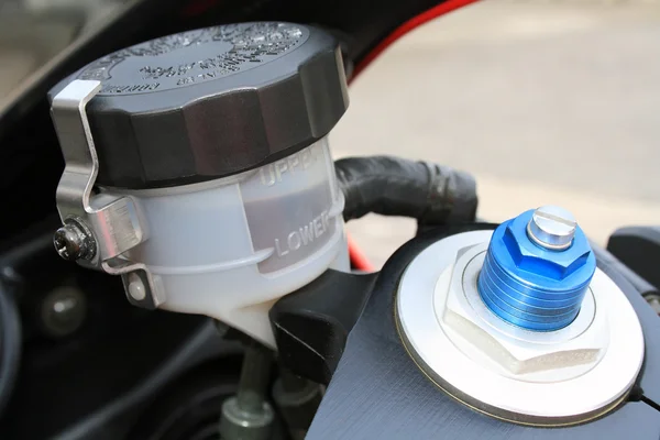 Tingkat minyak rem sepeda motor dan sekrup preload — Stok Foto
