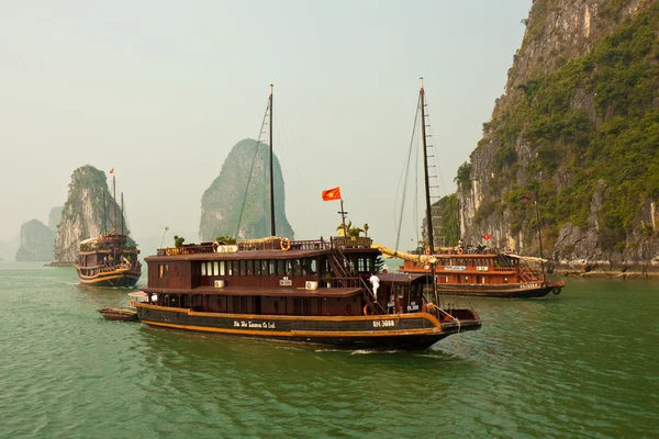 Lodě v krásném halong bay — Stock fotografie