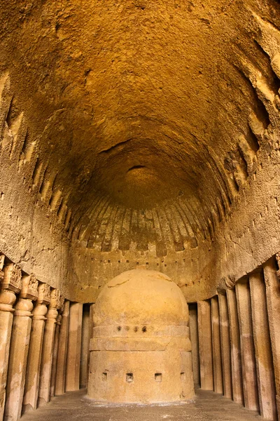 Молитвенный зал в пещерах Канхери — стоковое фото