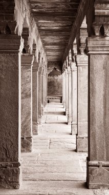 fatehpur sikri adlı sütunlar