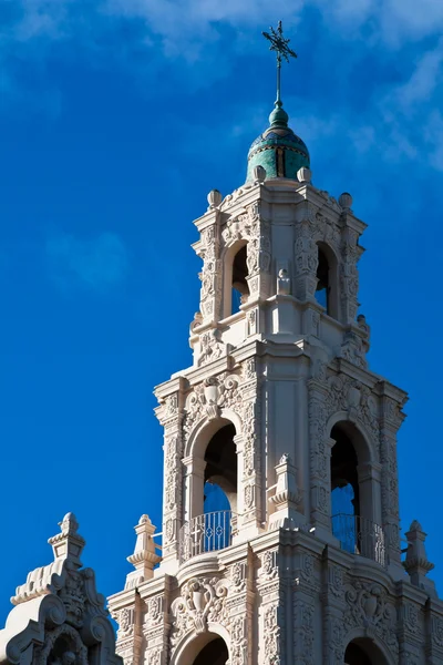 Słoneczne wieża kościoła — Zdjęcie stockowe