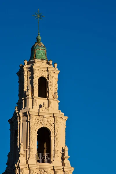Kostelní věž při západu slunce — Stock fotografie