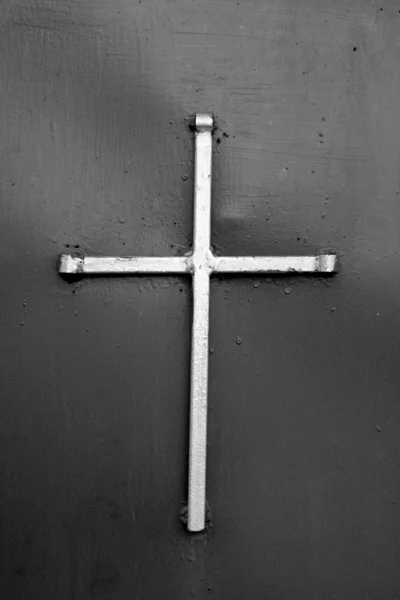 Starý kov bílý kříž — Stock fotografie