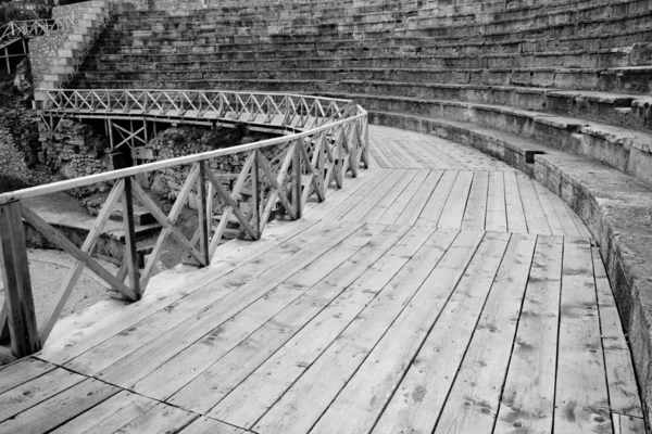 黒と白のオフリド円形劇場 — ストック写真