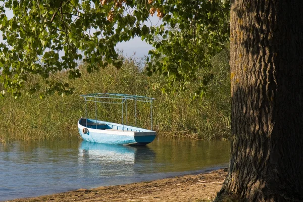 Boot auf einem See — Stockfoto