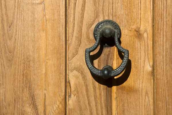 Bussare metallo su una porta di legno — Foto Stock