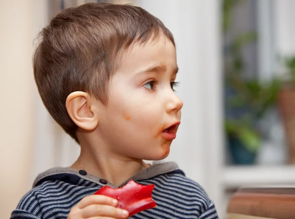 Boy with a piece of pepper — Stock Photo, Image