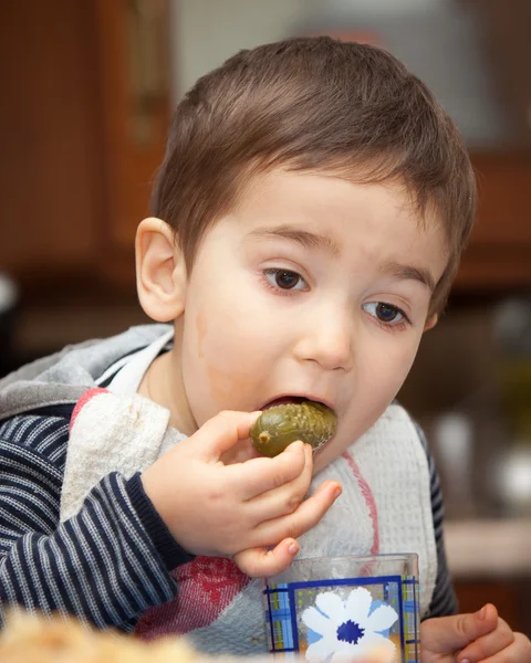 小さな男の子は、漬物を食べる — ストック写真