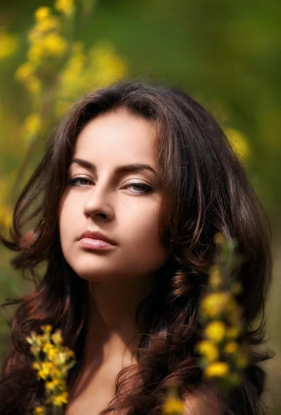 รูปภาพของหญิงสาวบนสนามดอกไม้ — ภาพถ่ายสต็อก