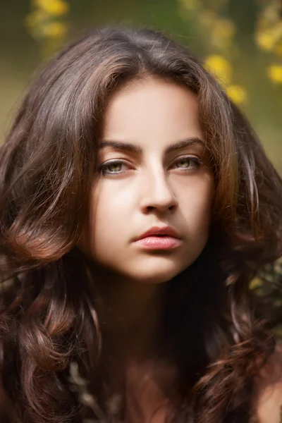 Porträt einer jungen Frau auf einem Blumenfeld — Stockfoto