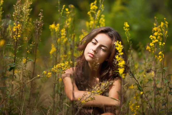 Портрет молодої жінки на квітковому полі — стокове фото