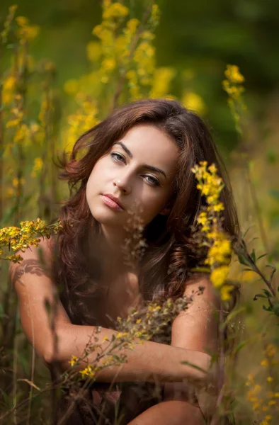 Portrait of a young woman on flowers field — Stock Photo, Image
