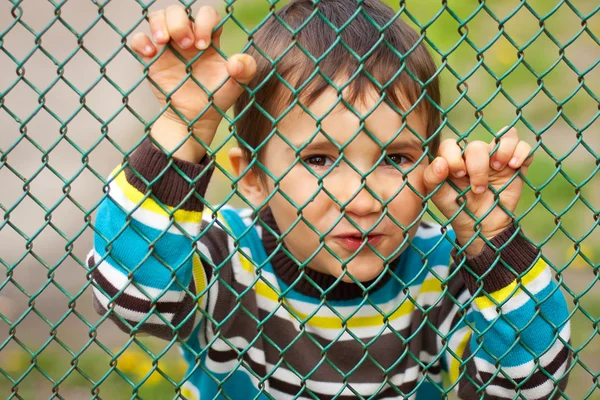 Junge hinter dem Netz — Stockfoto
