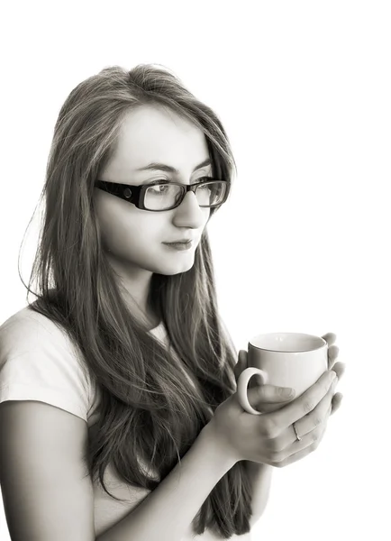 美丽的年轻女人喝杯茶 — 图库照片