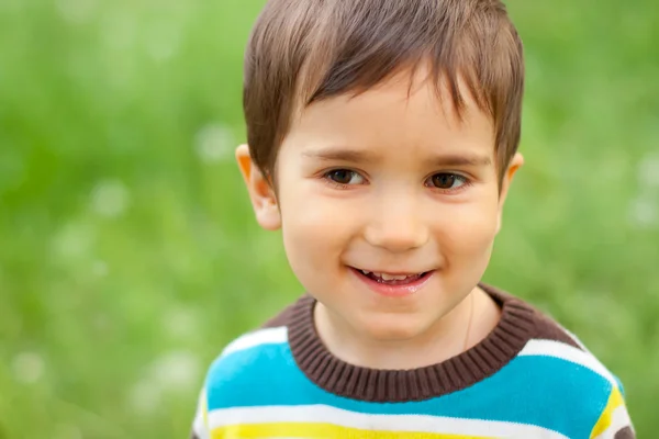Glimlachend kind portret buiten — Stockfoto
