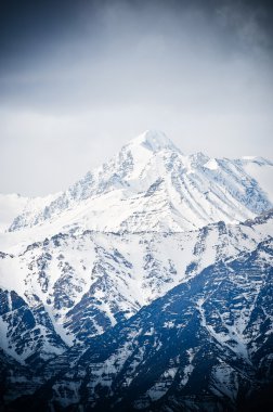 en yüksek dağlar, kar ile kaplı. Hindistan.