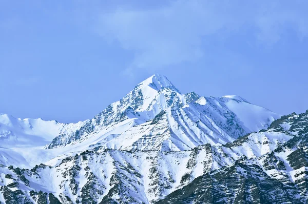 Haut des Hautes montagnes, couvert de neige. Inde . — Photo