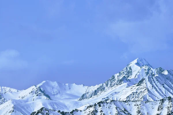 Korkeiden vuorten huipulla, lumen peitossa. Etelä-Korea . — kuvapankkivalokuva