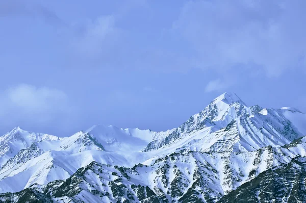 La cima de las montañas altas, cubierta de nieve. India . —  Fotos de Stock