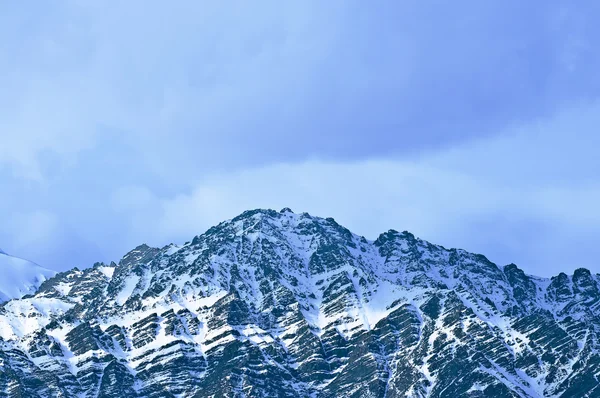 La cima de las montañas altas, cubierta de nieve. India . — Foto de Stock