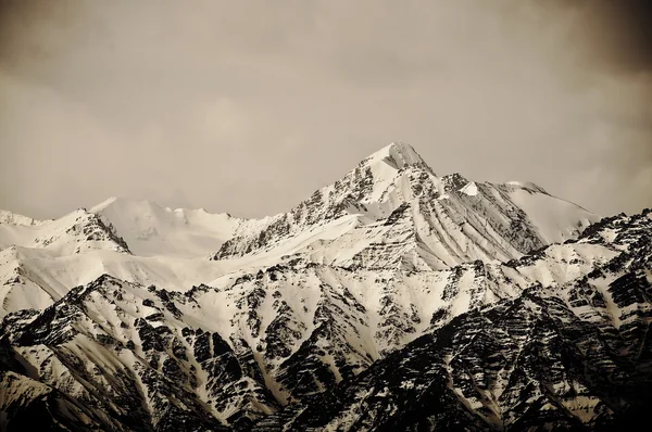 山高、 被雪覆盖的顶部。印度. — 图库照片