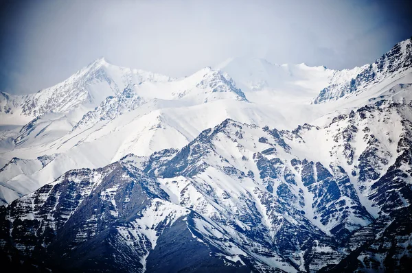 La cima de las montañas altas, cubierta de nieve. India . — Foto de Stock