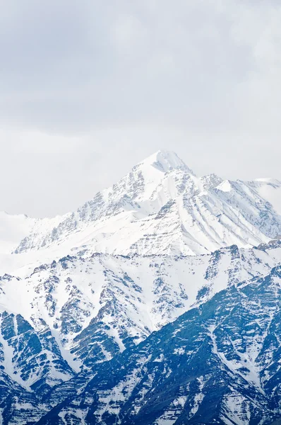 高い山は、雪で覆われてのトップ。インド. — ストック写真